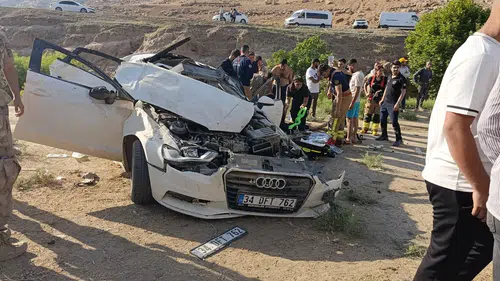 Şırnak Güçlükonak yolunda meydana gelen trafik kazasında dört kişi ağır yaralandı