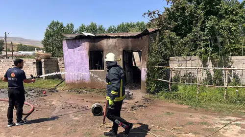 Van Tuşba'da çıkan odunluk yangını korkulu anlar yaşattı