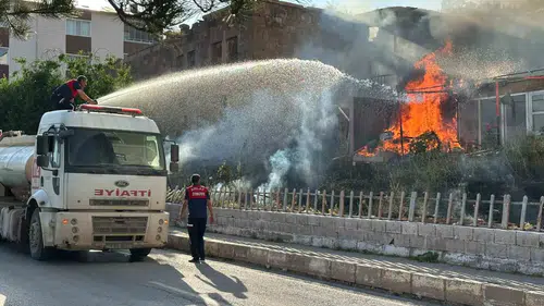 Ahlat ilçesindeki iş yeri bahçesinde çıkan yangın kontrol altına alındı