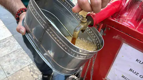 Kavurucu Diyarbakır sıcaklarında vatandaşın tercihi geleneksel meyan kökü şerbeti oldu