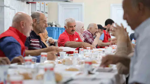 Elazığ Kızılay huzurevi sakinlerini aşevinde ağırlayarak gönüllere dokundu