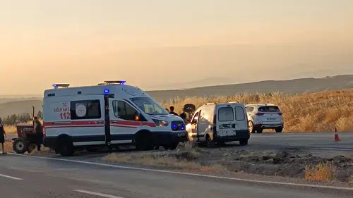 Siirt Batman yolunda traktör ve otomobilin karıştığı kazada iki kişi yaralandı