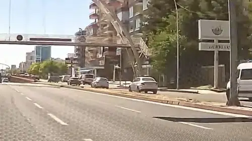 Diyarbakırda üst geçitten aşağı düşen bir kişi hastaneye kaldırıldı