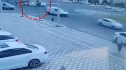 Kayapınar’da kontrolden çıkan otomobil elektrik direğine çarptı