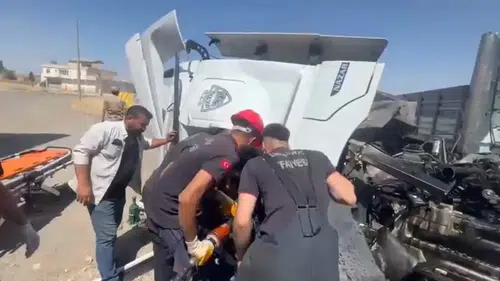 Viranşehir kara yolunda iki ağır vasıta kafa kafaya çarpıştı