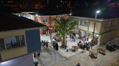 Elazığlıların yeni gözdesi Seksenler Sokağı akşam saatlerinde dolup taşıyor