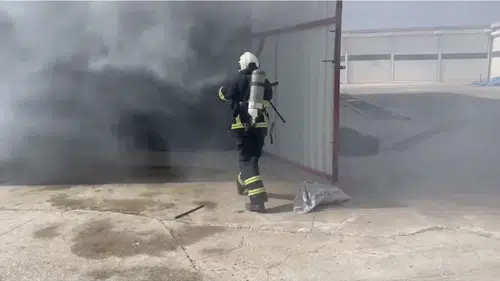 Kızıltepe Buğday Pazarı bölgesindeki bir depoda iş makinesi alevlere teslim oldu