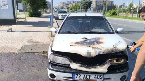 Batman Gültepe Mahallesi'nde park halindeki araç alevlere teslim oldu