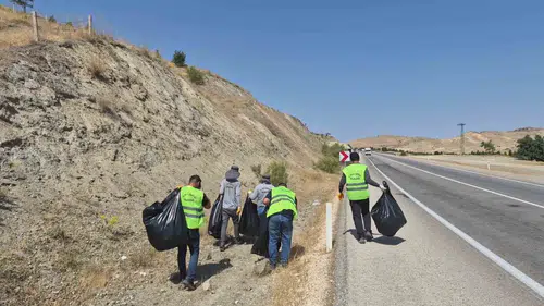 Pertek Feribot İskelesi çevresinden 4 ton çöp temizlendi
