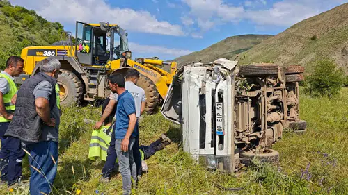 Karlıova yolunda devrilen su tankerindeki sürücü kurtarılamadı