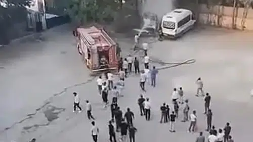 Silvan ilçesinde park halindeki minibüs yanarak kullanılamaz hale geldi