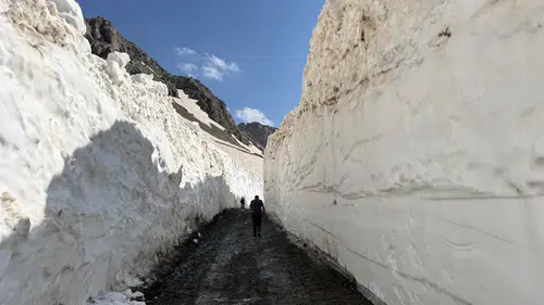 Yüksekova Cilo Dağı zirvesinde temmuz ayına rağmen karla zorlu mücadele sürüyor