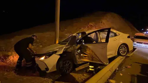 Siirt merkezde kontrolden çıkan araç bariyerlere çarparak alevler içinde kaldı