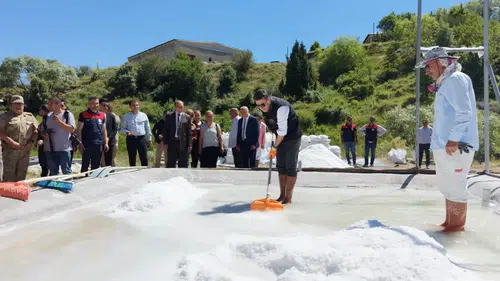 Pülümür tuzu üretiminde çalışan Tunceli Valisi Aygöl tescil belgesini teslim etti
