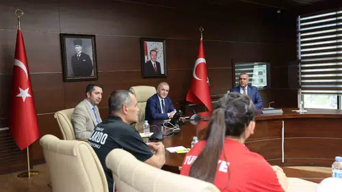 Elazığlı şampiyon sporcular valilik makamında ağırlandı