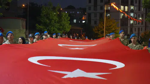Şırnaklılar 107 metrelik dev Türk bayrağıyla meydanlara indi