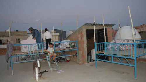 Mardinliler aşırı sıcaklardan korunmak için damlarda uyumayı tercih ediyor