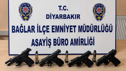 Bağlar ilçesindeki silahlı kavga ihbarına giden polis çok sayıda mühimmat ele geçirdi