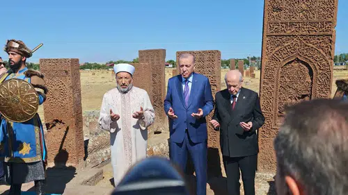 Erdoğan Ahlat'ta Selçuklu Kabristanı'nı ziyaret etti
