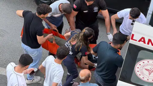Yüksekova caddesinde fenalaşan kişiye çevredeki vatandaşlar anında müdahale etti