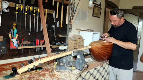 Vanlı bağlama ustasının el emeği eserleri dört kıtaya ulaşıyor