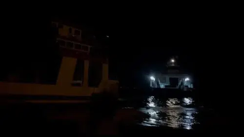 Şiddetli fırtınada sürüklenen feribotun yolcuları tahliye edildi