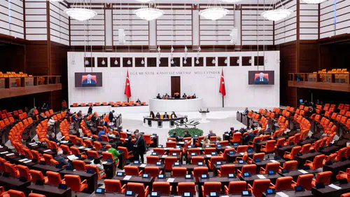 Meclis’te sıcak saatler: Çerçeve Yasa görüşmelerinde salon krizi ve “Öcalan” tartışması