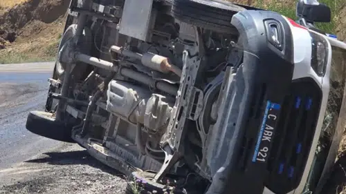 Pervari yolunda acil müdahale ekibini taşıyan ambulans kaza yaptı