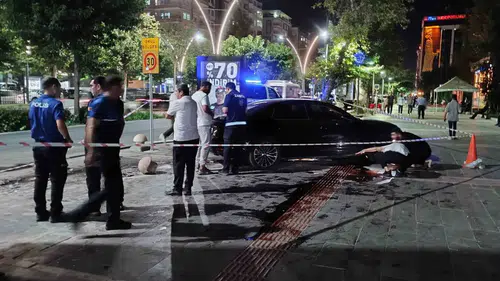 Batman Diyarbakır Caddesi üzerinde otomobil aydınlatma direğine çarparak durabildi