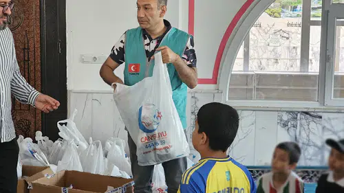 Cizre'de 55 Kur'an kursu öğrencisine kıyafet ve ayakkabı hediyesi