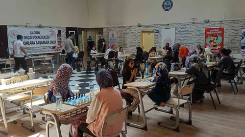 Çaldıranlı öğrenciler yaz kursunda satrançla strateji geliştirdi