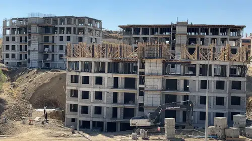 Yüksekova'da deprem riskine karşı 48 konutluk yeni TOKİ projesi yükseliyor