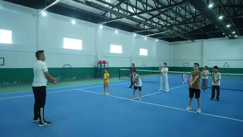 Muşta gençler yaz tatilini kort tenisi ile verimli hale getiriyor