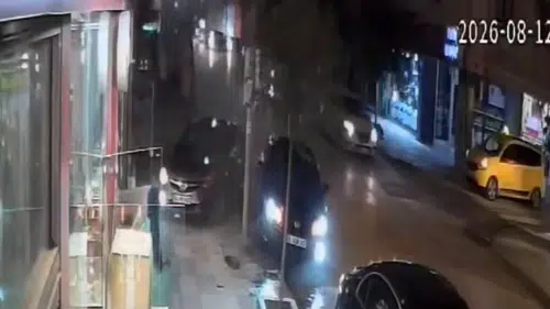 Elazığ Vali Fahri Bey Caddesinde iki otomobil kaza yaptı