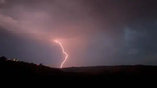 Gece gökyüzünü aydınlatan şimşekler kamerada