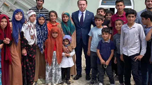 Yüksekova Kaymakamı Köylü Çocukların Yüzme Hayalini Gerçekleştirdi