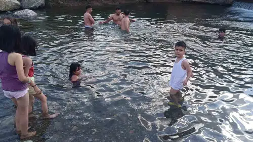 Hakkari halkı kavurucu sıcaklardan kaçıp Otluca köyündeki havuza sığınıyor