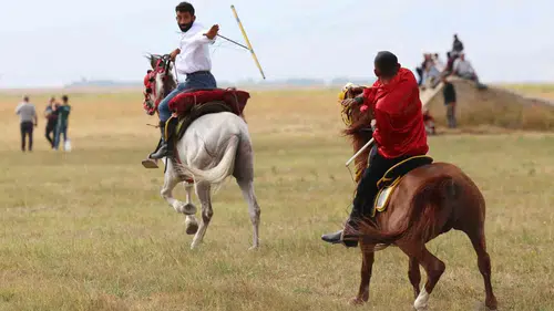 Ağrı'da 4 yıl aradan sonra mahalli at yarışları yeniden start aldı