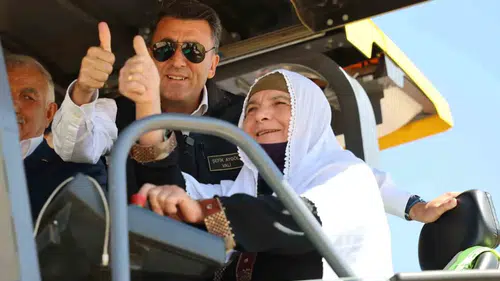 Çemişgezek köy yolunda asfalt dönemini Ayşe teyze ile başlattılar