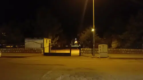 Parkta oturan kadının başına yorgun mermi isabet etti