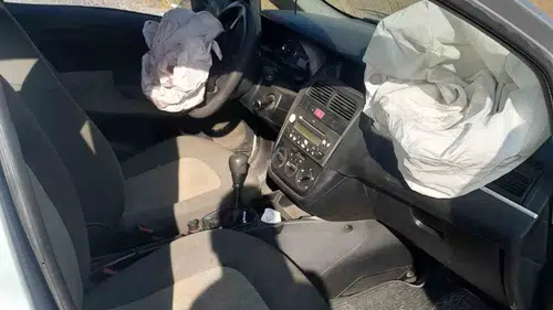 Başkale yolunda iki otomobil çarpıştı 7 kişi hastanelik oldu