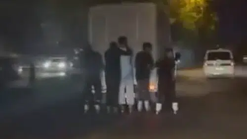 Diyarbakır sokaklarında seyir halindeki pikaba tutunan gençlerin yürekleri ağza getiren tehlikeli yolculuğu