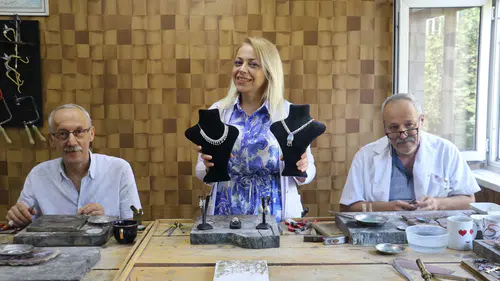 Diyarbakırlı kuyumcu ustası asırlık kişniş takısı geleneğini yaşatıyor