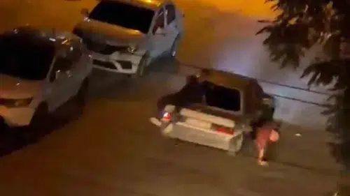Bagajda oturan genç ani frenle yola savruldu