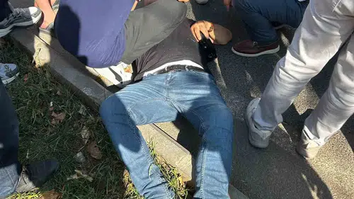Kayapınar'da yolun karşısına geçerken motosikletin çarptığı yaya hastaneye kaldırıldı
