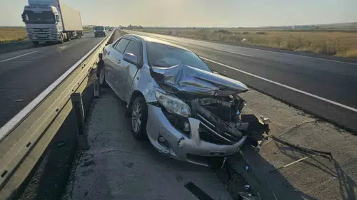 Nusaybin'de kontrolden çıkan otomobil bariyerlere çarptı