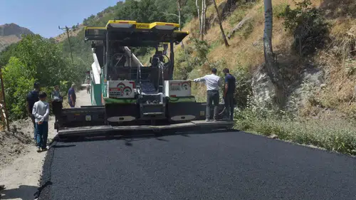 Hakkari'de 40,5 kilometrelik köy yolu sıcak asfaltla kaplandı