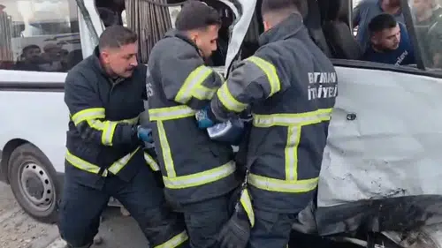 Batman yolunda iki minibüsün karıştığı kazada dokuz kişi yaralandı