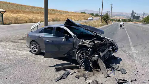 Elazığ yolunda iki aracın karıştığı kazada altı kişi hastanelik oldu