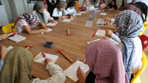 Elazığlı çocuklar geleneksel filografi sanatı ile yaratıcılıklarını keşfediyor